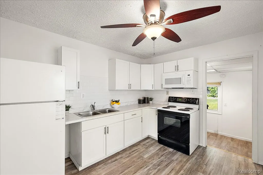 21212 Rensselaer Street Farmington Hills City MI 48336