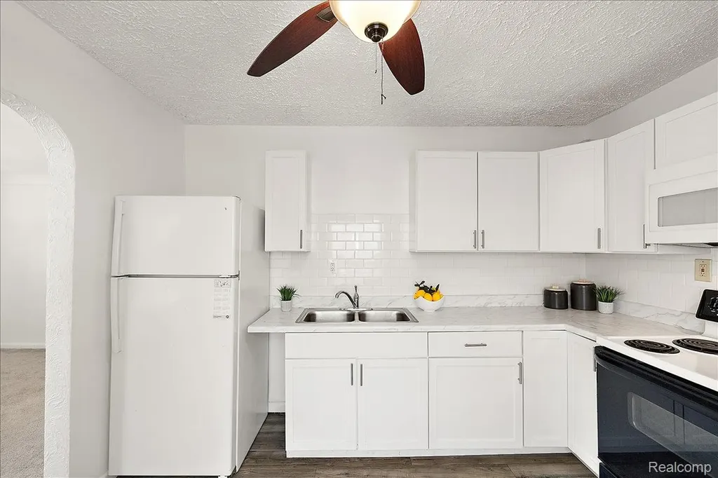 21212 Rensselaer Street Farmington Hills City MI 48336