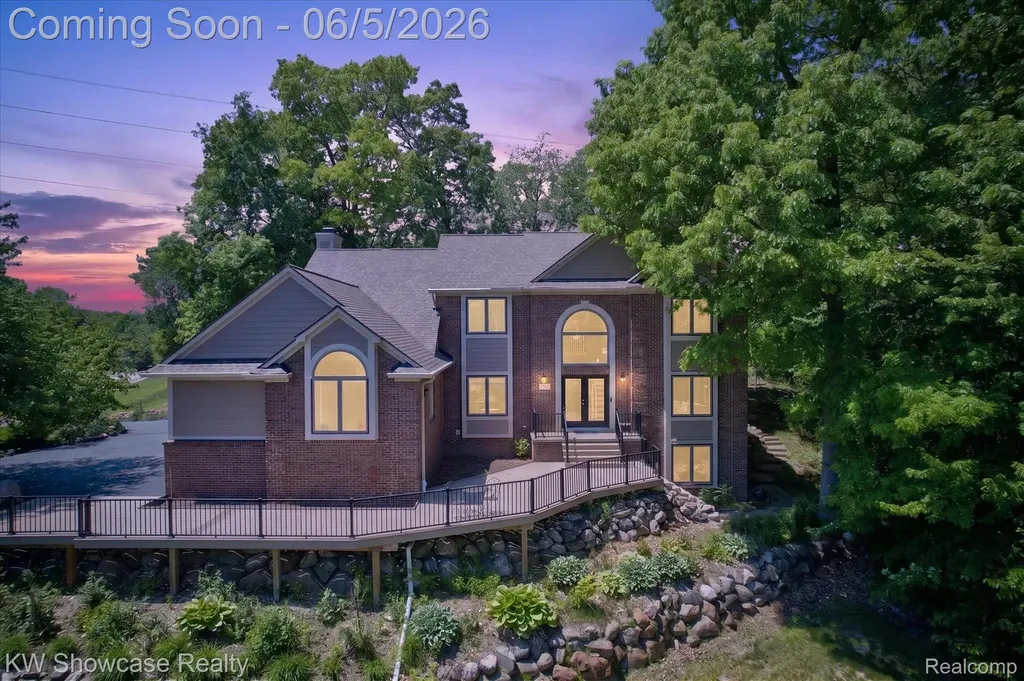 6220 Whispering Meadows Drive White Lake Charter Township MI 48383