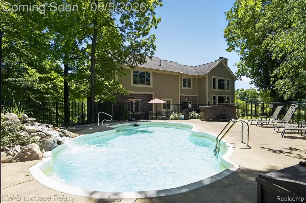 6220 Whispering Meadows Drive White Lake Charter Township MI 48383