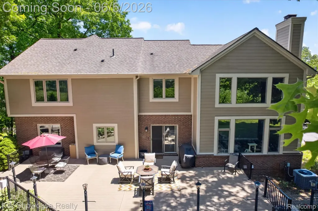 6220 Whispering Meadows Drive White Lake Charter Township MI 48383
