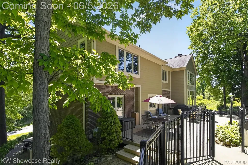 6220 Whispering Meadows Drive White Lake Charter Township MI 48383