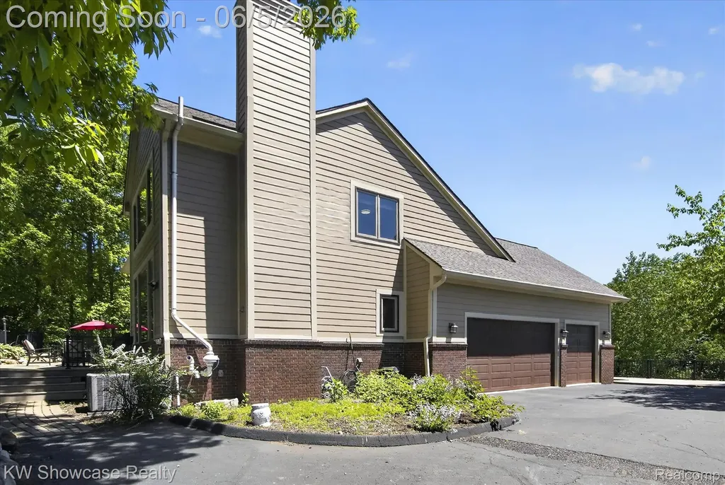 6220 Whispering Meadows Drive White Lake Charter Township MI 48383
