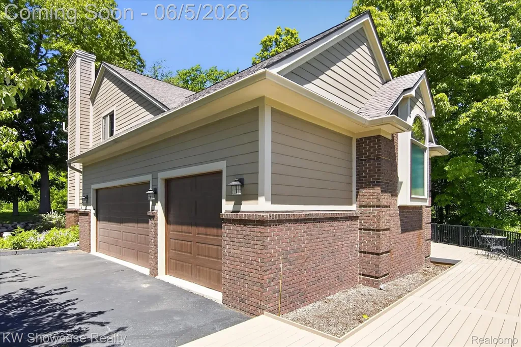 6220 Whispering Meadows Drive White Lake Charter Township MI 48383