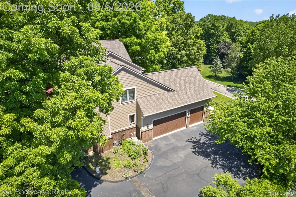 6220 Whispering Meadows Drive White Lake Charter Township MI 48383