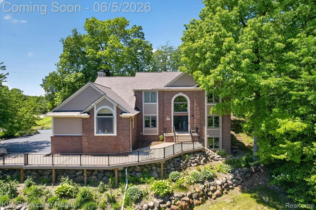 6220 Whispering Meadows Drive White Lake Charter Township MI 48383