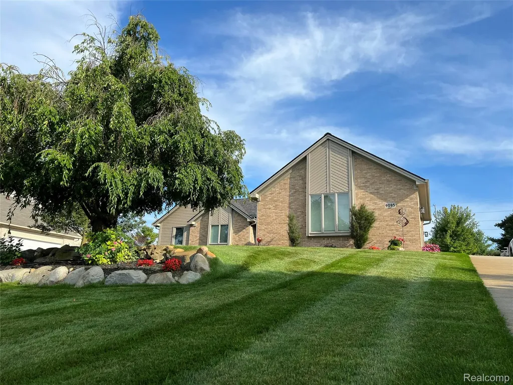 9095 Rotondo Drive Hartland Township MI 48855