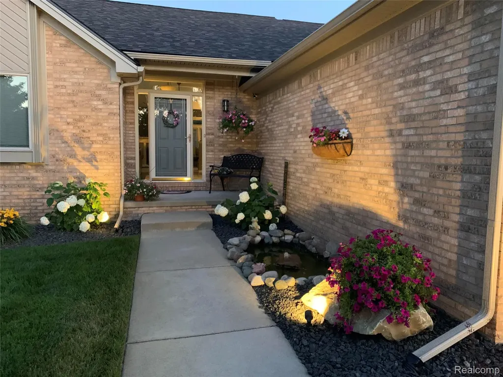 9095 Rotondo Drive Hartland Township MI 48855