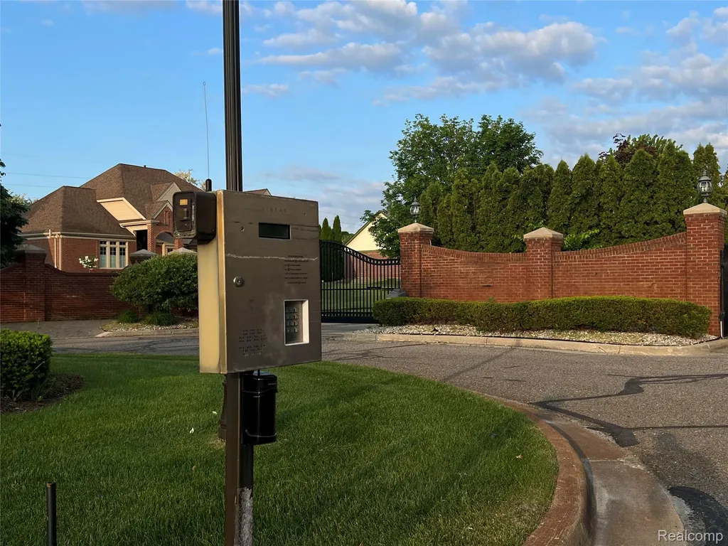 9095 Rotondo Drive Hartland Township MI 48855