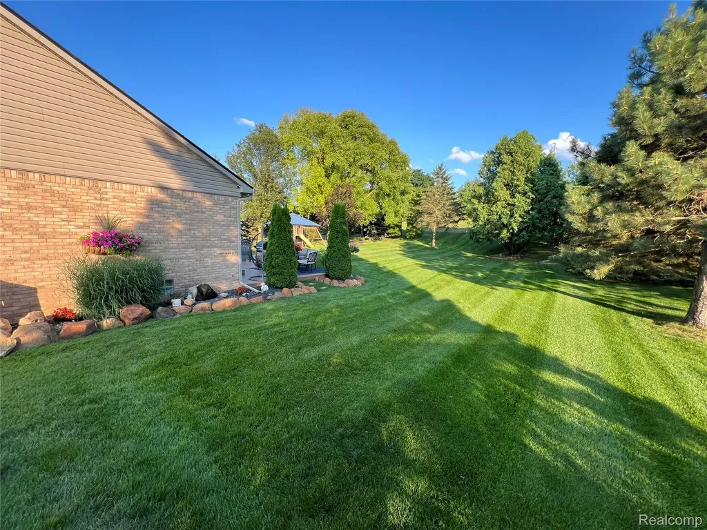 9095 Rotondo Drive Hartland Township MI 48855