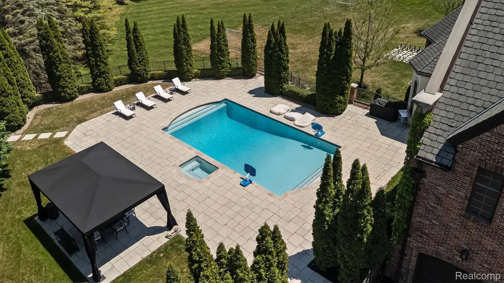 2370 Pond Vallee Drive Oakland Charter Township MI 48363