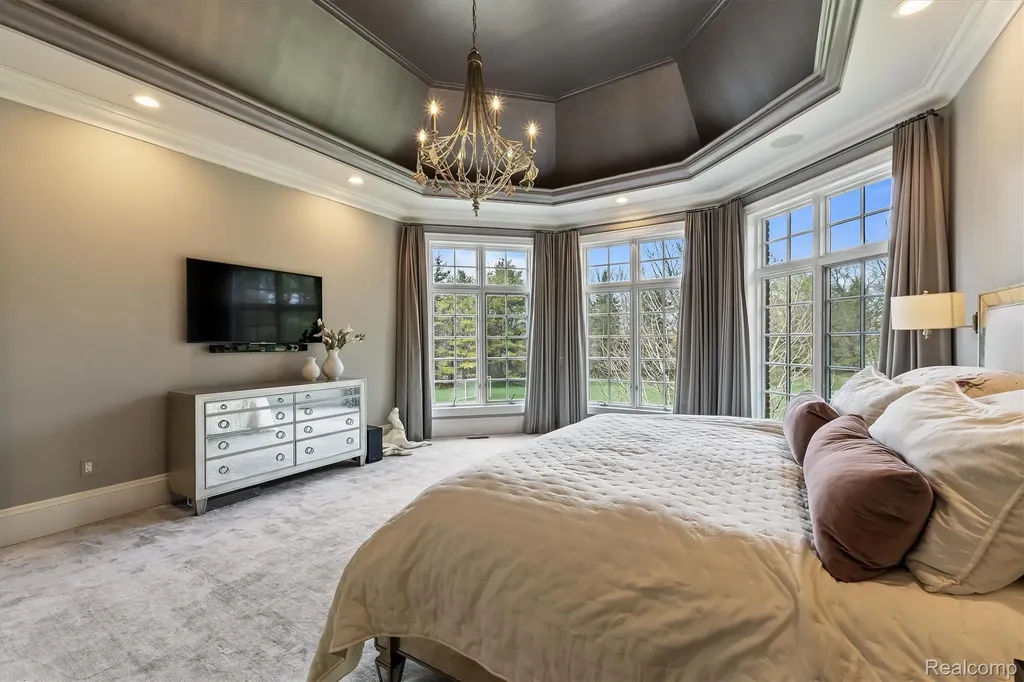 2370 Pond Vallee Drive Oakland Charter Township MI 48363