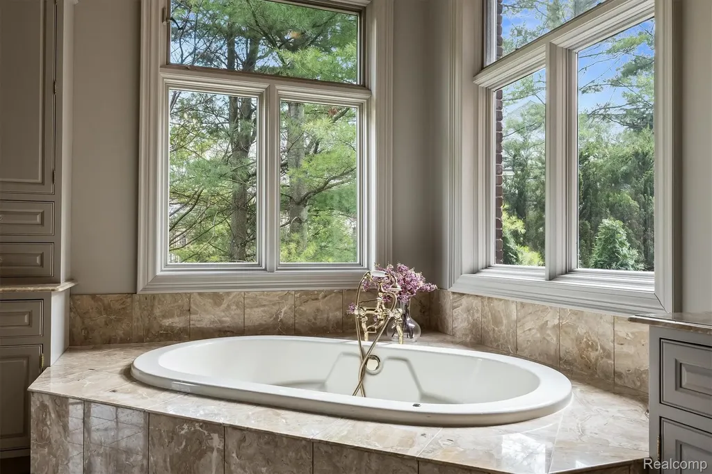 2370 Pond Vallee Drive Oakland Charter Township MI 48363