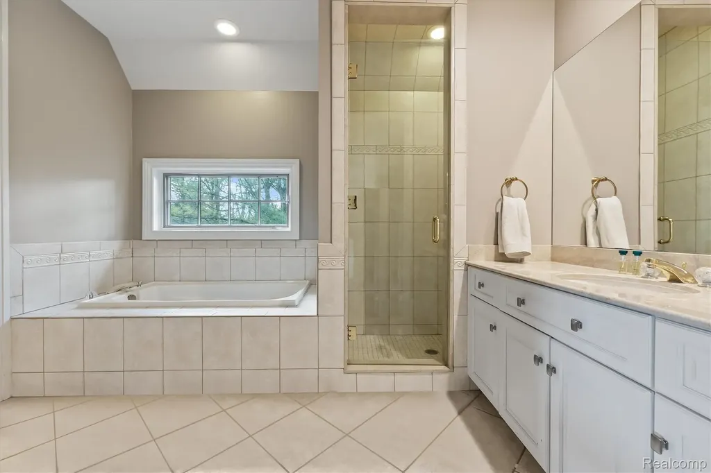 2370 Pond Vallee Drive Oakland Charter Township MI 48363