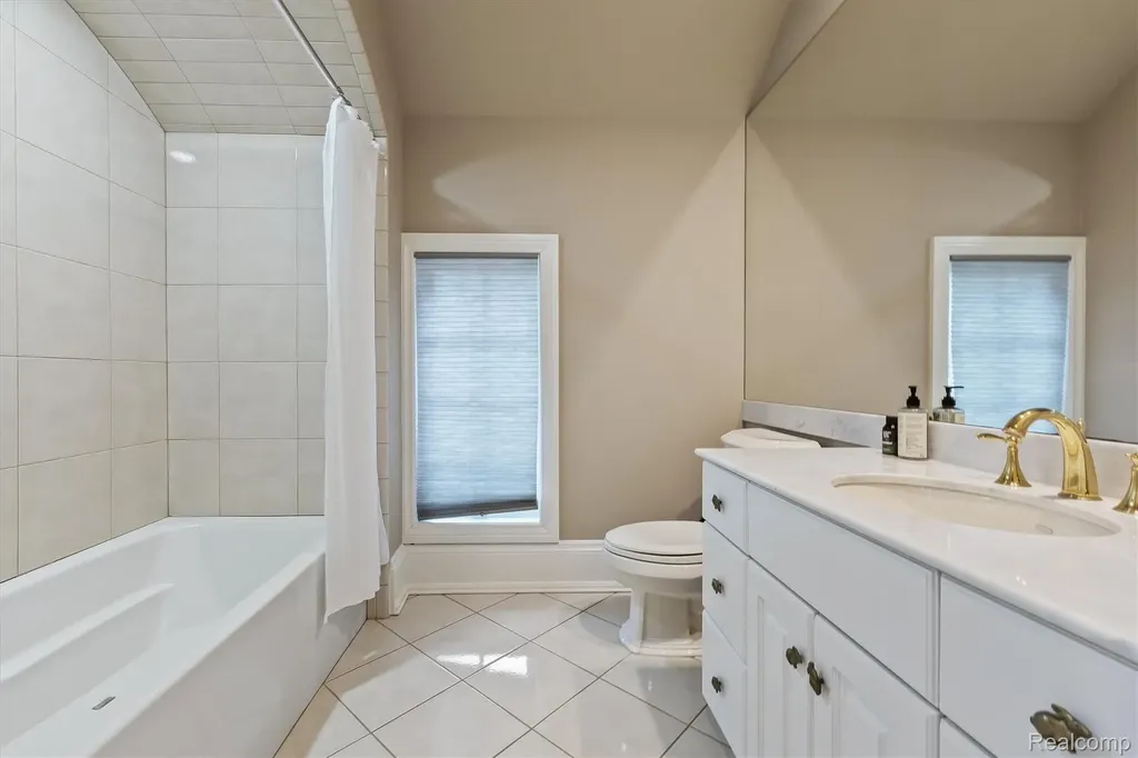 2370 Pond Vallee Drive Oakland Charter Township MI 48363