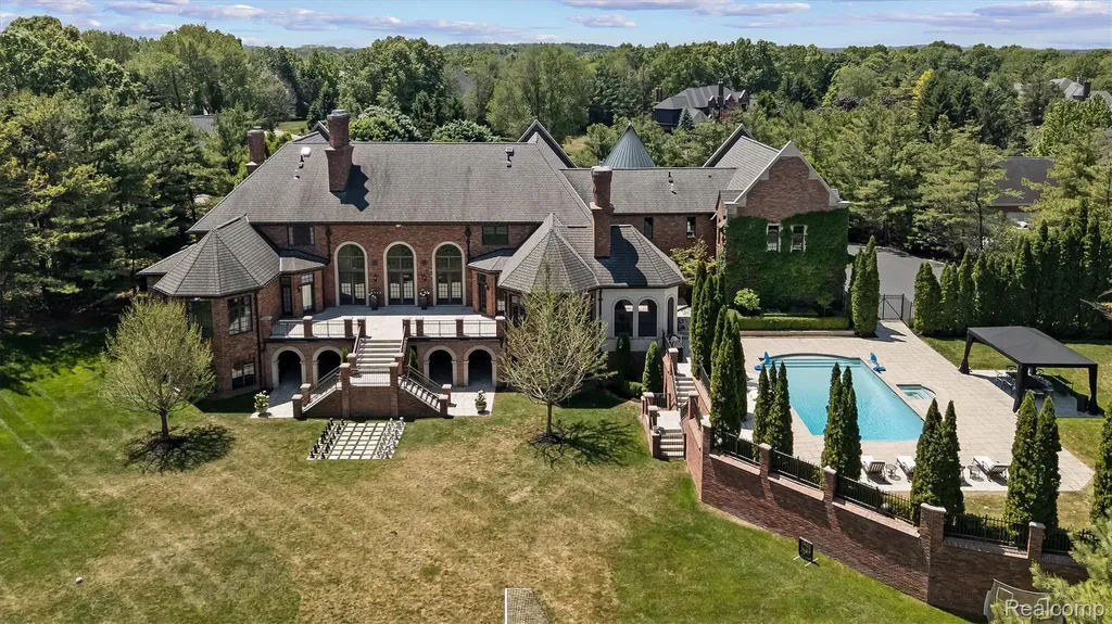2370 Pond Vallee Drive Oakland Charter Township MI 48363