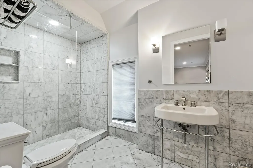 2370 Pond Vallee Drive Oakland Charter Township MI 48363