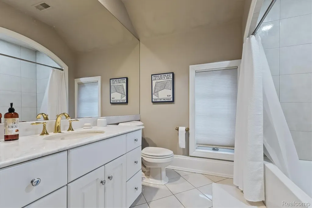 2370 Pond Vallee Drive Oakland Charter Township MI 48363