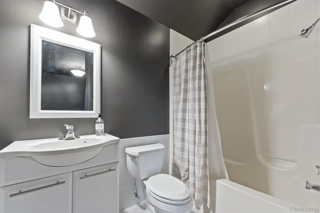 2370 Pond Vallee Drive Oakland Charter Township MI 48363