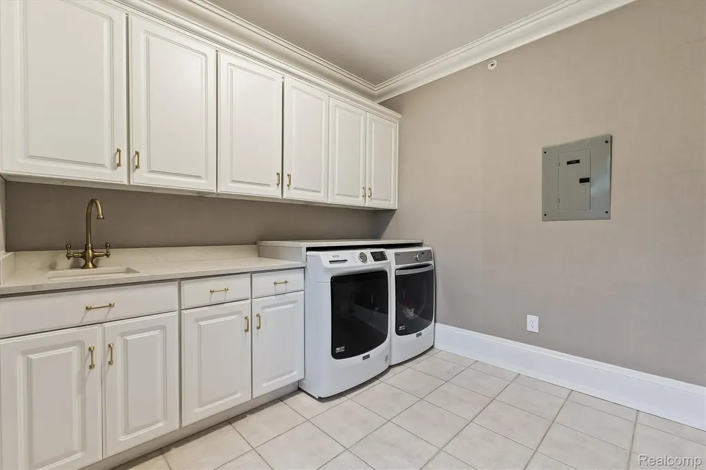 2370 Pond Vallee Drive Oakland Charter Township MI 48363