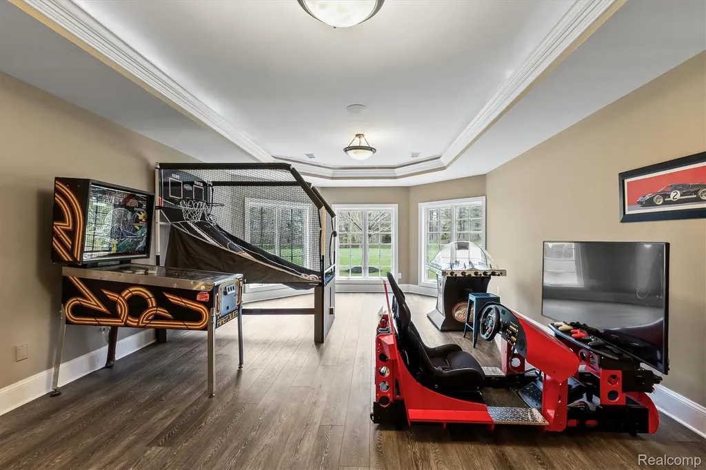2370 Pond Vallee Drive Oakland Charter Township MI 48363