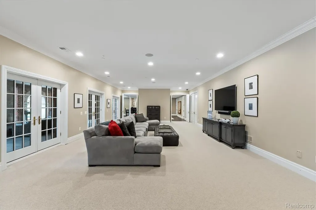 2370 Pond Vallee Drive Oakland Charter Township MI 48363