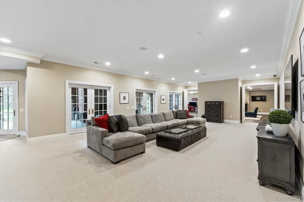 2370 Pond Vallee Drive Oakland Charter Township MI 48363