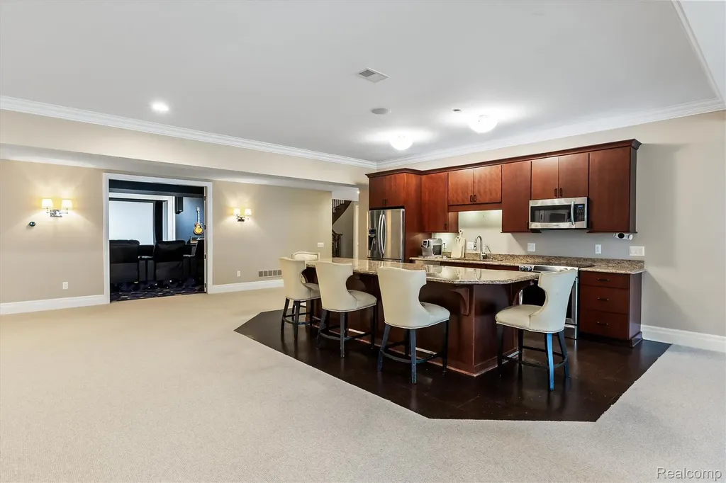 2370 Pond Vallee Drive Oakland Charter Township MI 48363