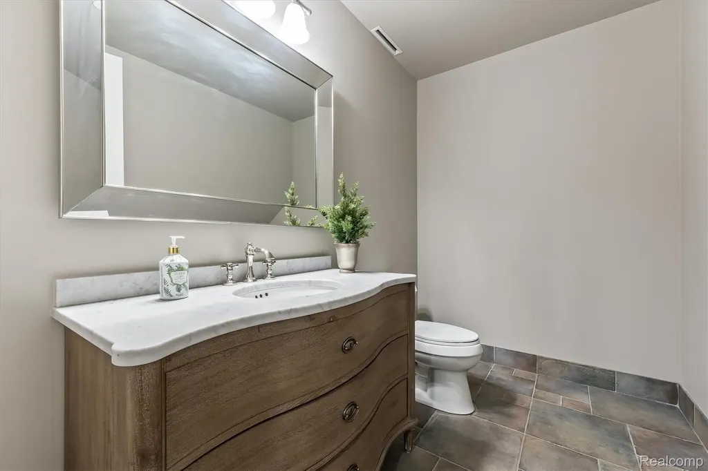 2370 Pond Vallee Drive Oakland Charter Township MI 48363