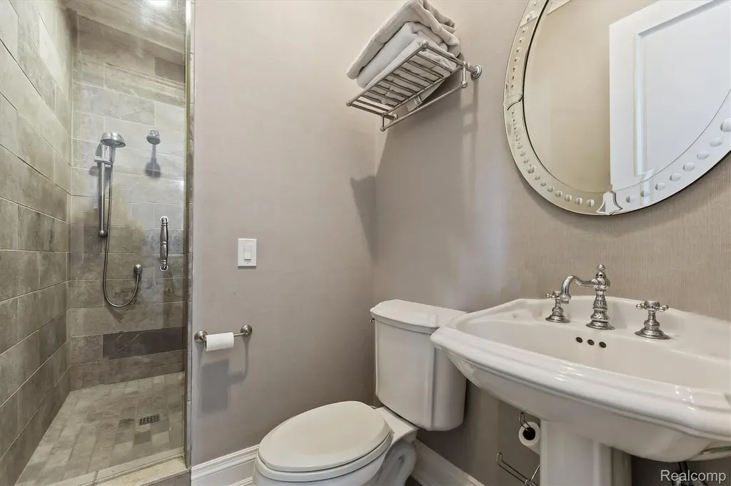 2370 Pond Vallee Drive Oakland Charter Township MI 48363