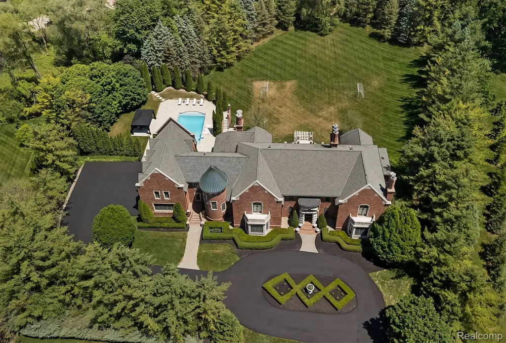 2370 Pond Vallee Drive Oakland Charter Township MI 48363