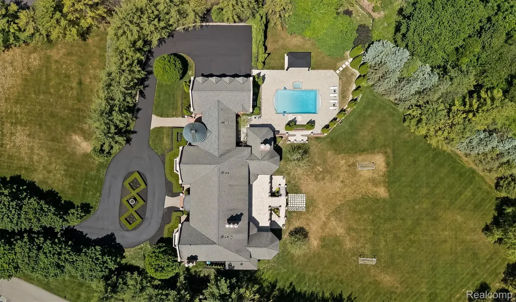 2370 Pond Vallee Drive Oakland Charter Township MI 48363