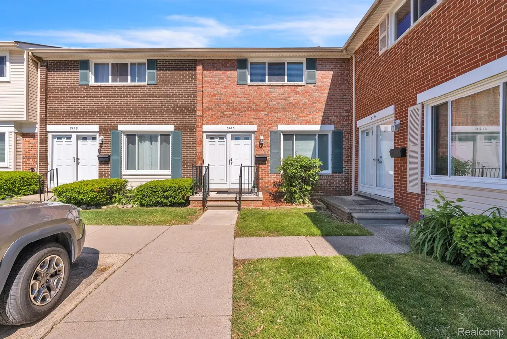 8126 Farnum Avenue Warren City MI 48093