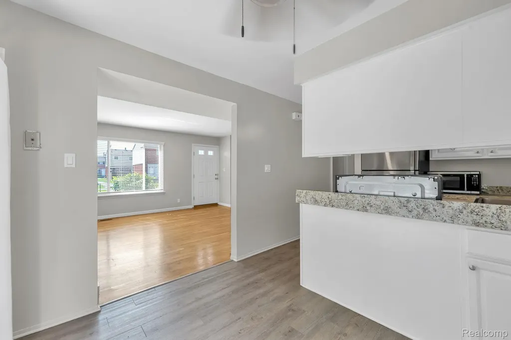 8126 Farnum Avenue Warren City MI 48093