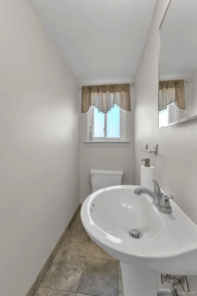 8126 Farnum Avenue Warren City MI 48093