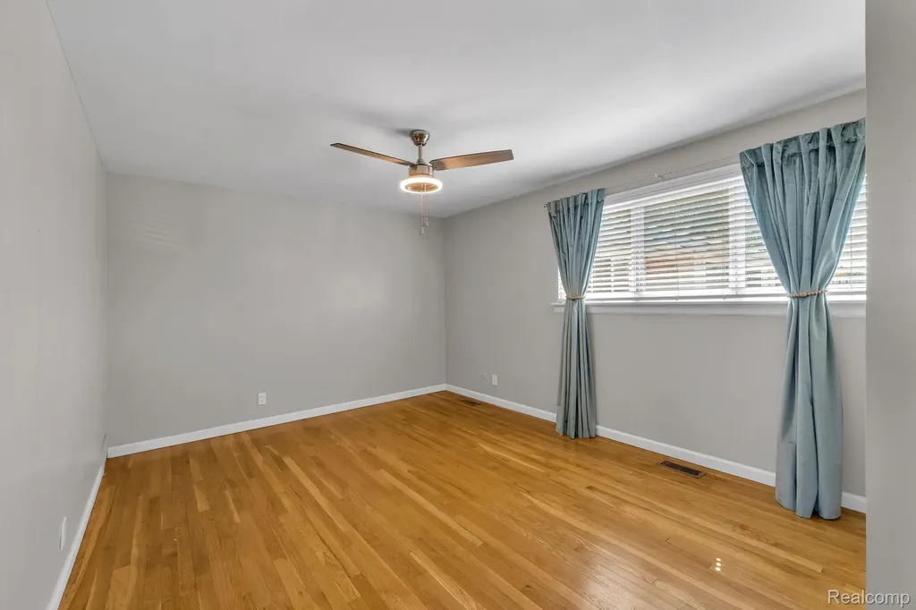 8126 Farnum Avenue Warren City MI 48093