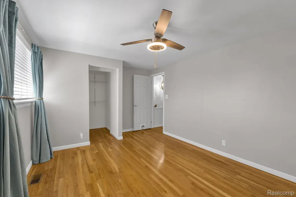 8126 Farnum Avenue Warren City MI 48093