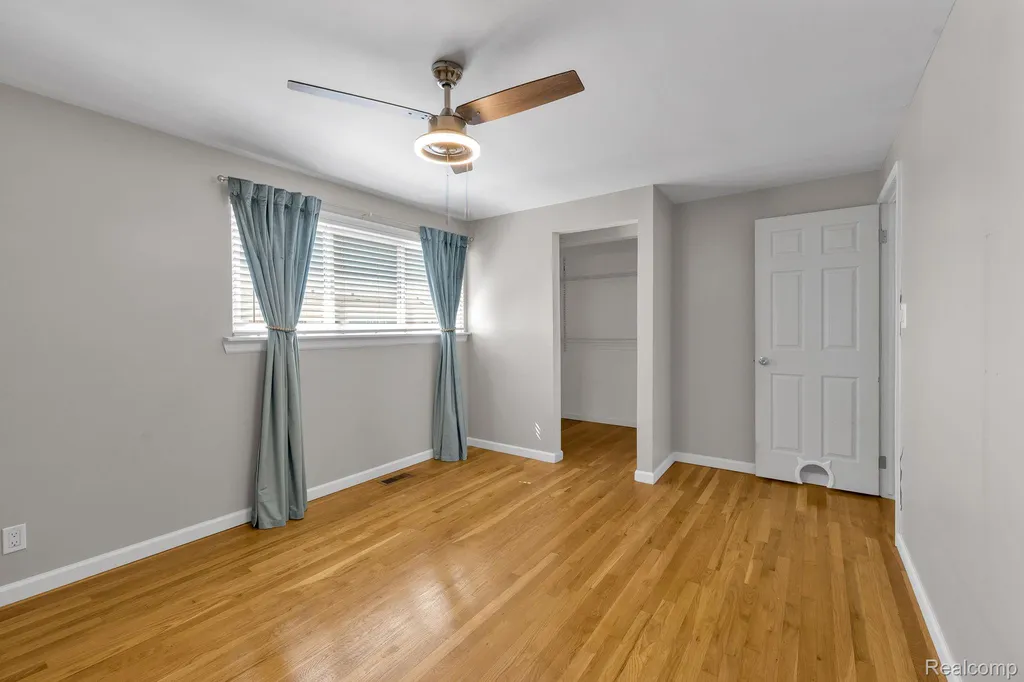 8126 Farnum Avenue Warren City MI 48093