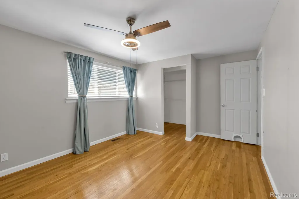 8126 Farnum Avenue Warren City MI 48093