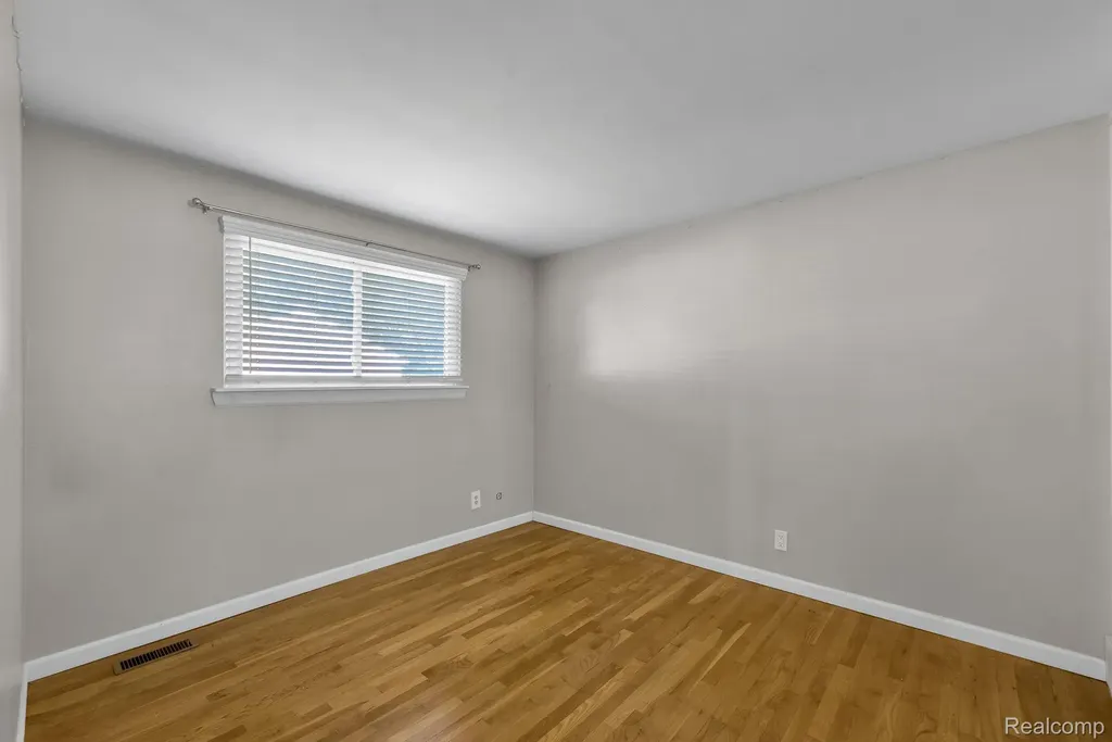 8126 Farnum Avenue Warren City MI 48093