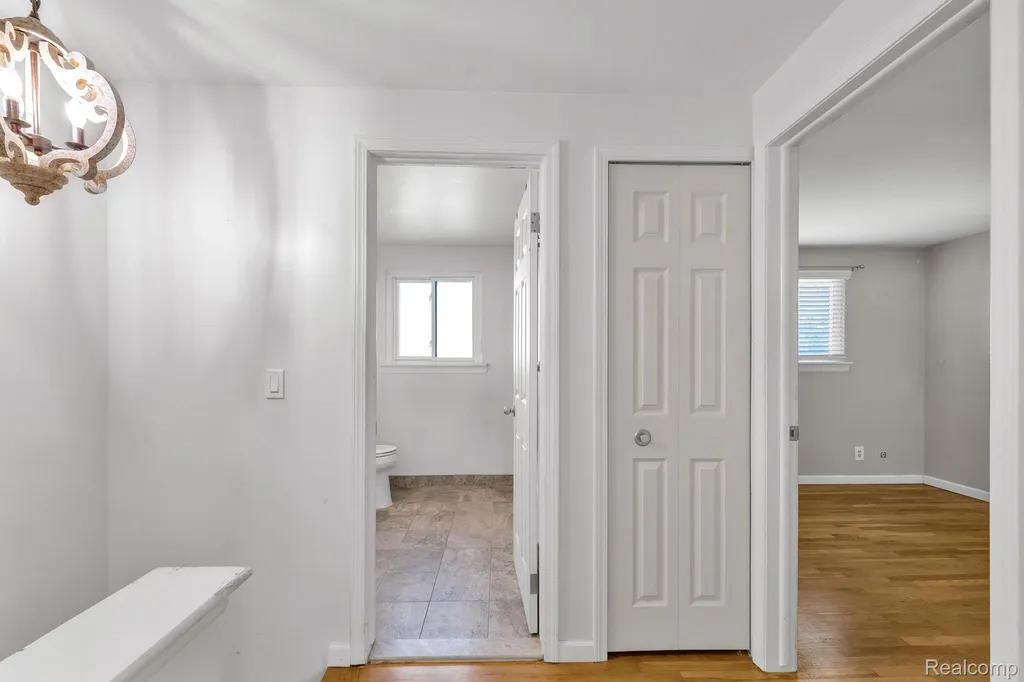 8126 Farnum Avenue Warren City MI 48093