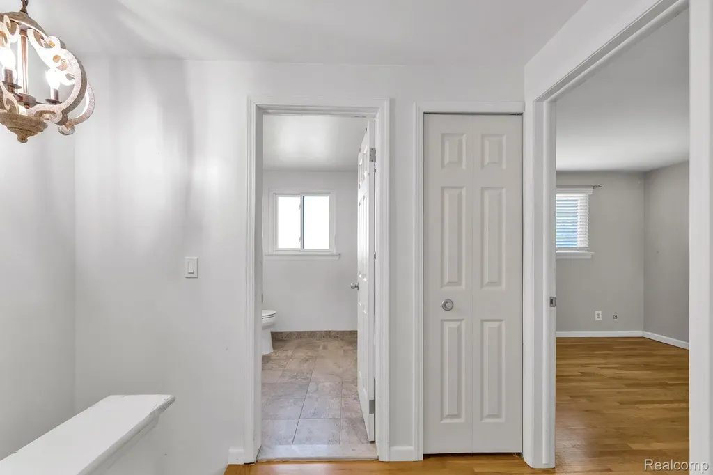 8126 Farnum Avenue Warren City MI 48093