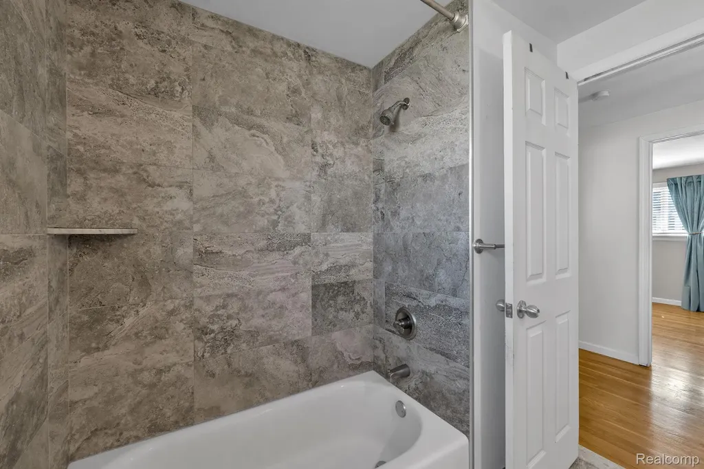 8126 Farnum Avenue Warren City MI 48093