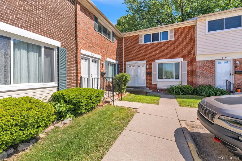 8126 Farnum Avenue Warren City MI 48093