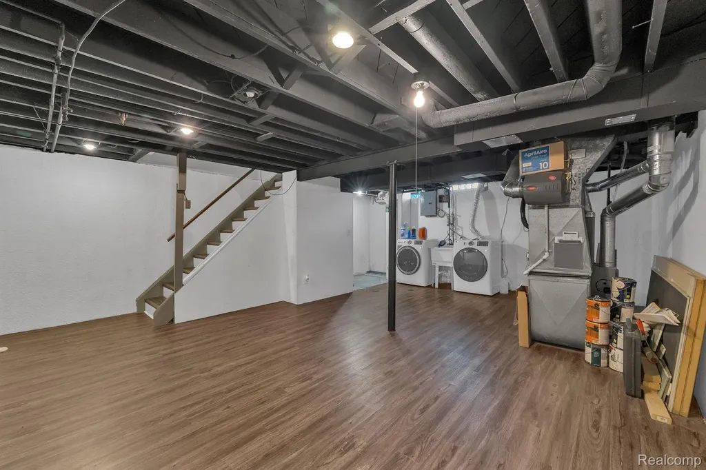 8126 Farnum Avenue Warren City MI 48093