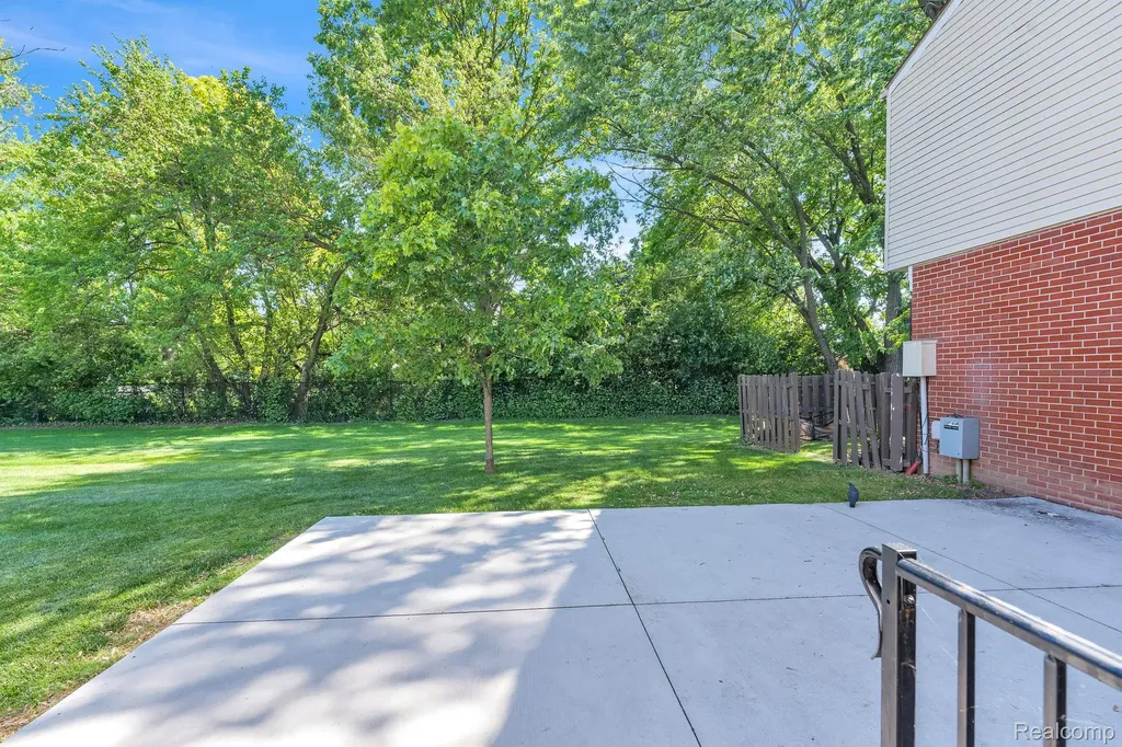 8126 Farnum Avenue Warren City MI 48093