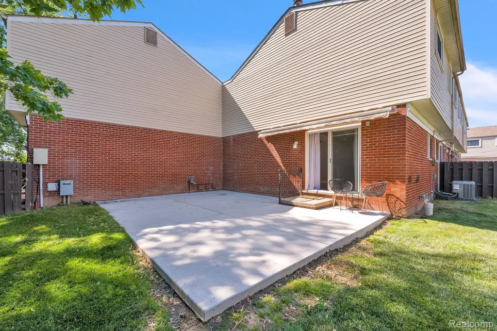 8126 Farnum Avenue Warren City MI 48093