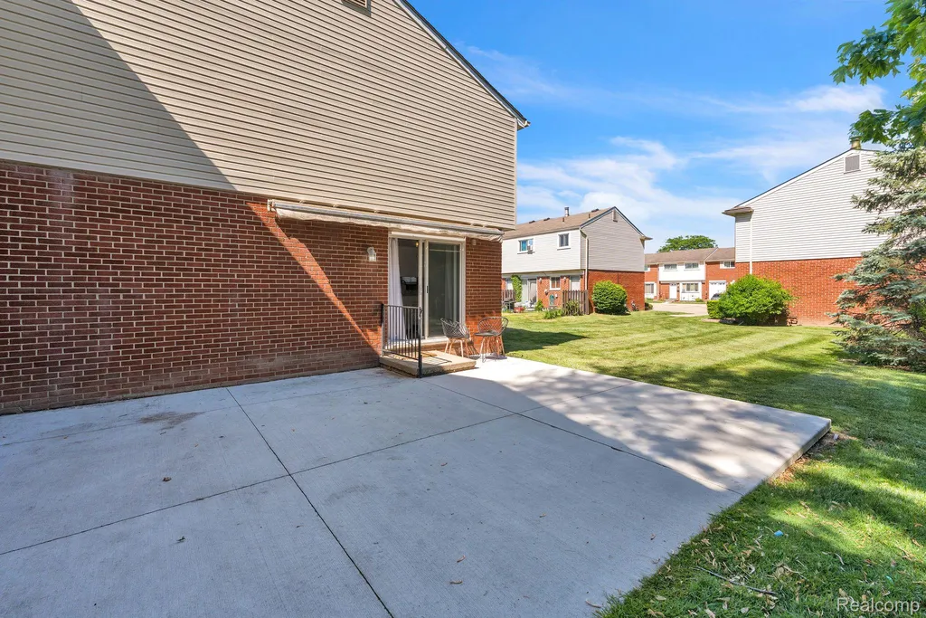 8126 Farnum Avenue Warren City MI 48093