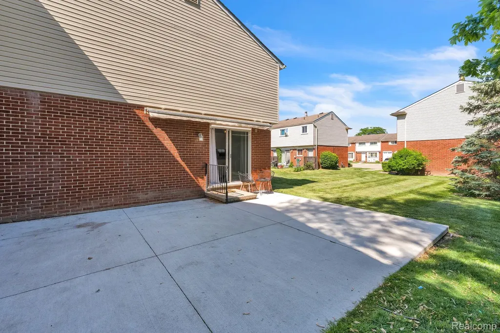 8126 Farnum Avenue Warren City MI 48093