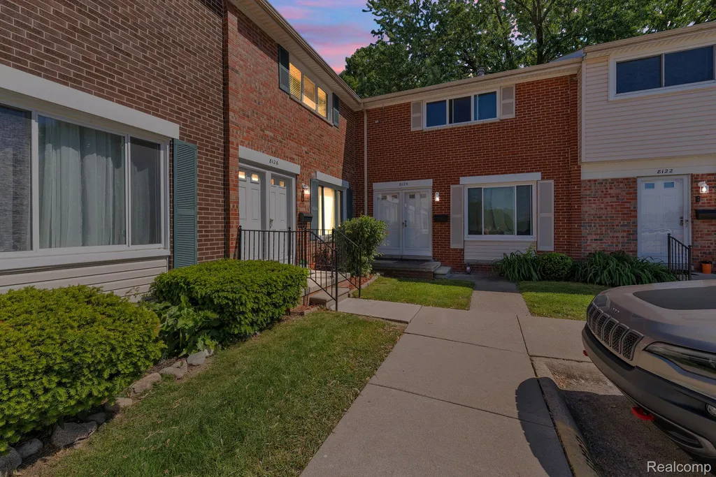 8126 Farnum Avenue Warren City MI 48093